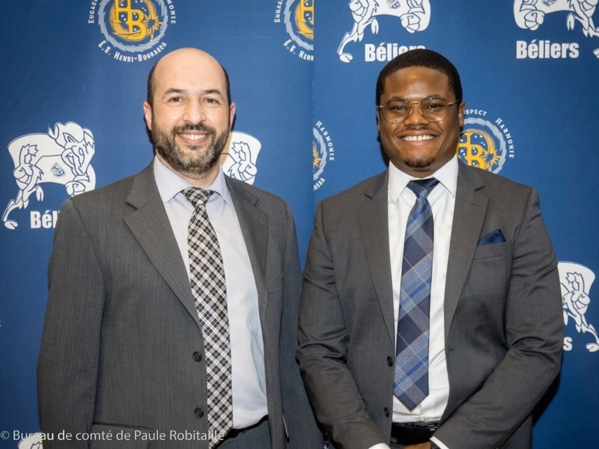 Joey Valcin avec des étudiants et des partenaires institutionnels lors du lancement inaugural de la Bourse Valcin en 2021.